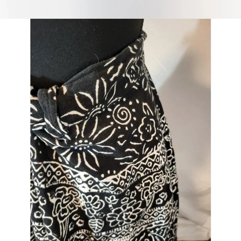 Elegant Black and White Patterned Maxi Skirt - Picture 4 of 8